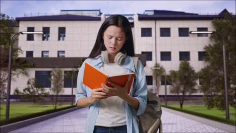 estudiante leyendo en el campus