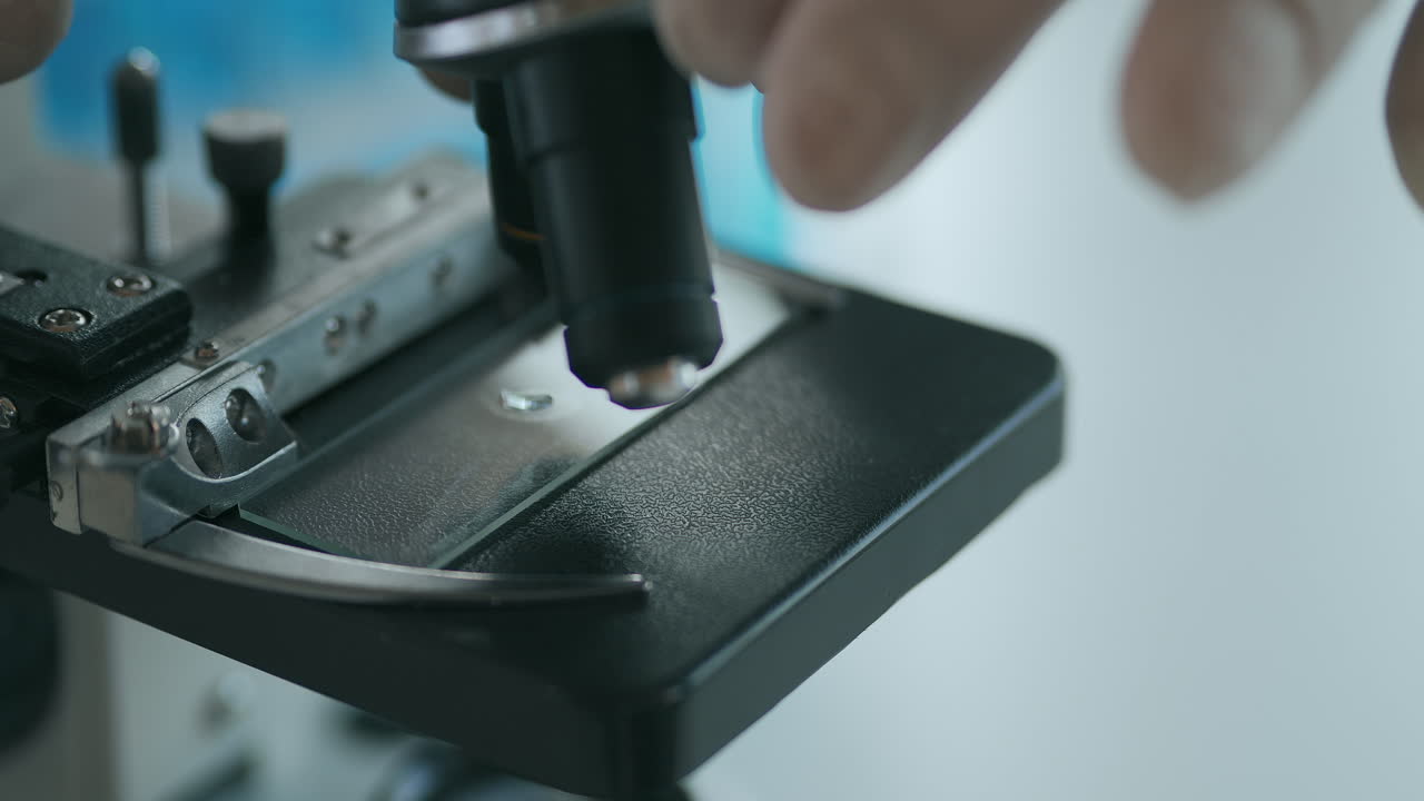 fotografía de primer plano del microscopio en el laboratorio. investigadores que trabajan en el laboratorio con el microscopio. examen de la muestra de prueba bajo el microscope en el laboratorio, imágenes de alta calidad en 4k