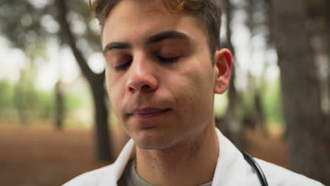 el médico se prepara para dar malas noticias fuera del hospital en el parque.
