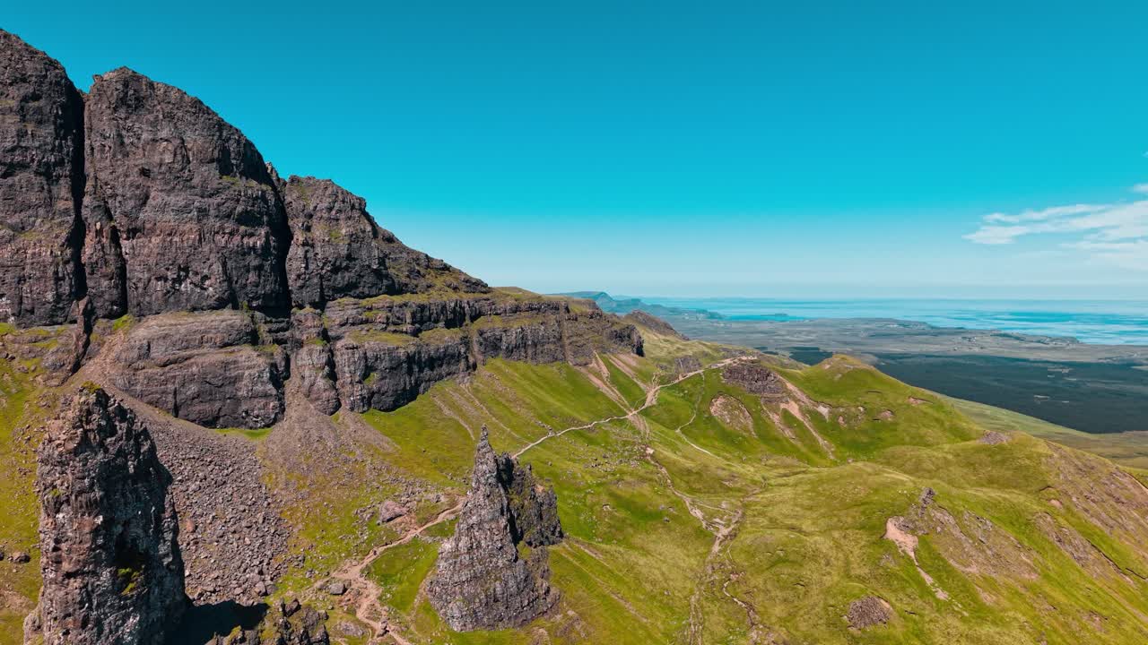 은 파란 하늘 을 가진 경치 좋은 산 풍경