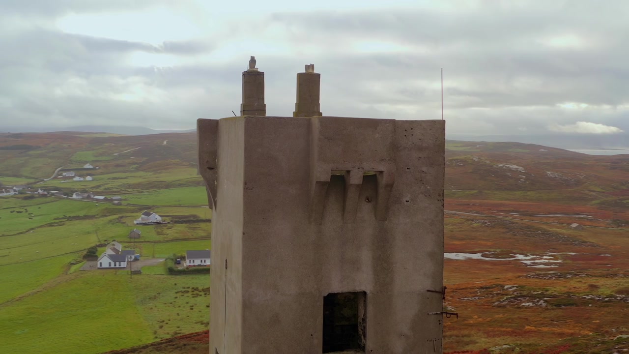Langsom luftbåren kredsen om Malin Signal Tower en efterårsmorgen ved Malin Head.