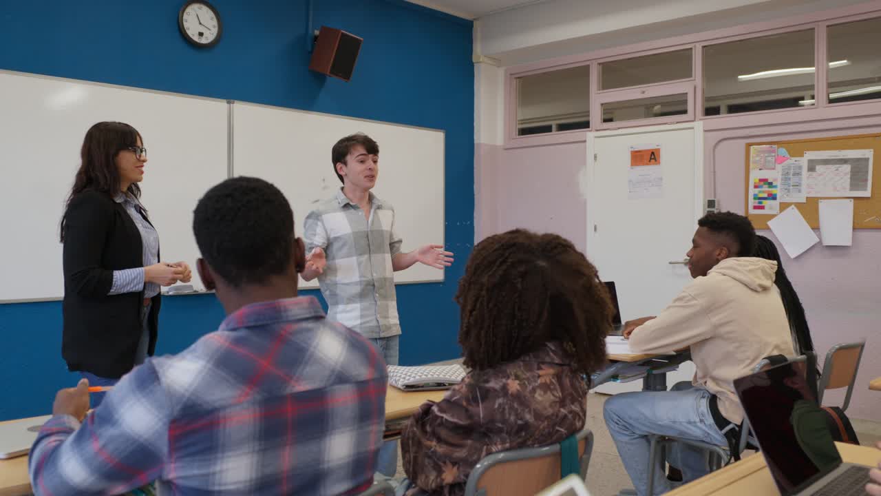 escena del aula con estudiantes y maestros
