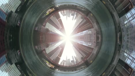 curvatura de la perspectiva de la ciudad recorrido por el río