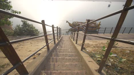 bajando la escalera hacia un río