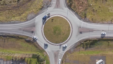 Traffic-cars-passing-by-on-roundabout-in-Iceland-on-sunny-day,-Hveragerði