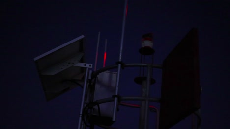 una luz de navegación encendida por la noche