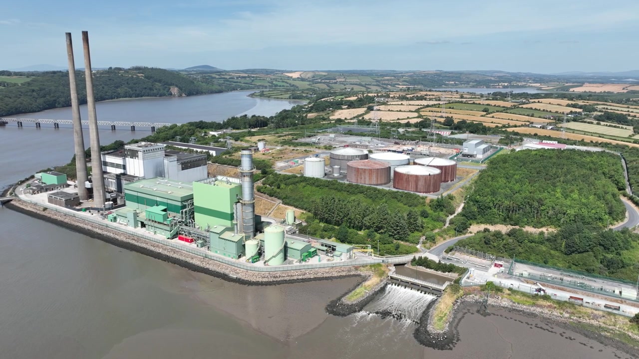 Impianto energetico industriale visto dall'alto lungo il fiume Suir, contea di Wexford, che evidenzia la produzione di elettricità e le infrastrutture regionali