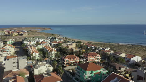 casas en la costa atlántica de isla do sal en cabo verde, áfrica occidental. fotografía aérea