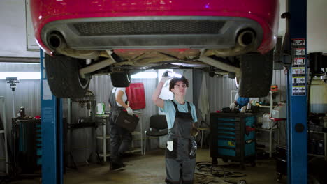 Mujeres-Trabajando-En-Taller-De-Reparaciones