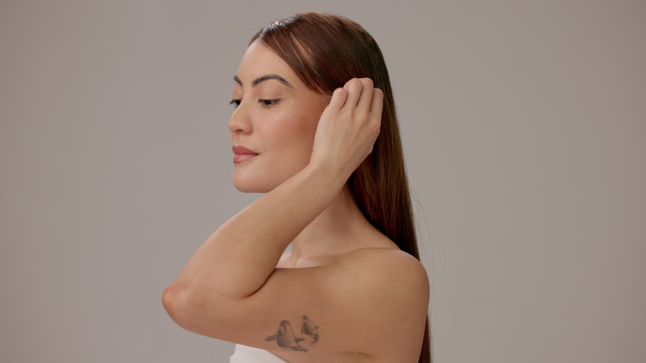 Una mujer hermosa con el pelo largo y rubio.