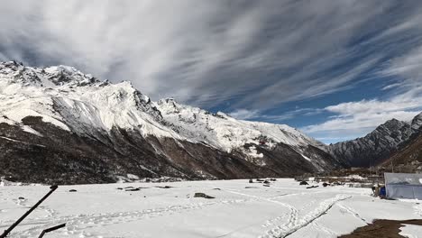 testigo de un dramático aterrizaje de helicóptero en medio de la nieve volando alrededor en el alto valle alpino de kyanjin gompa en el viaje lang tang en los himalayas de nepal