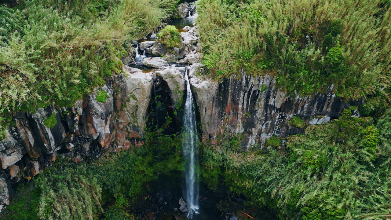 cascada de agua que fluye altos acantilados vista aérea corriente fría corriendo por la naturaleza
