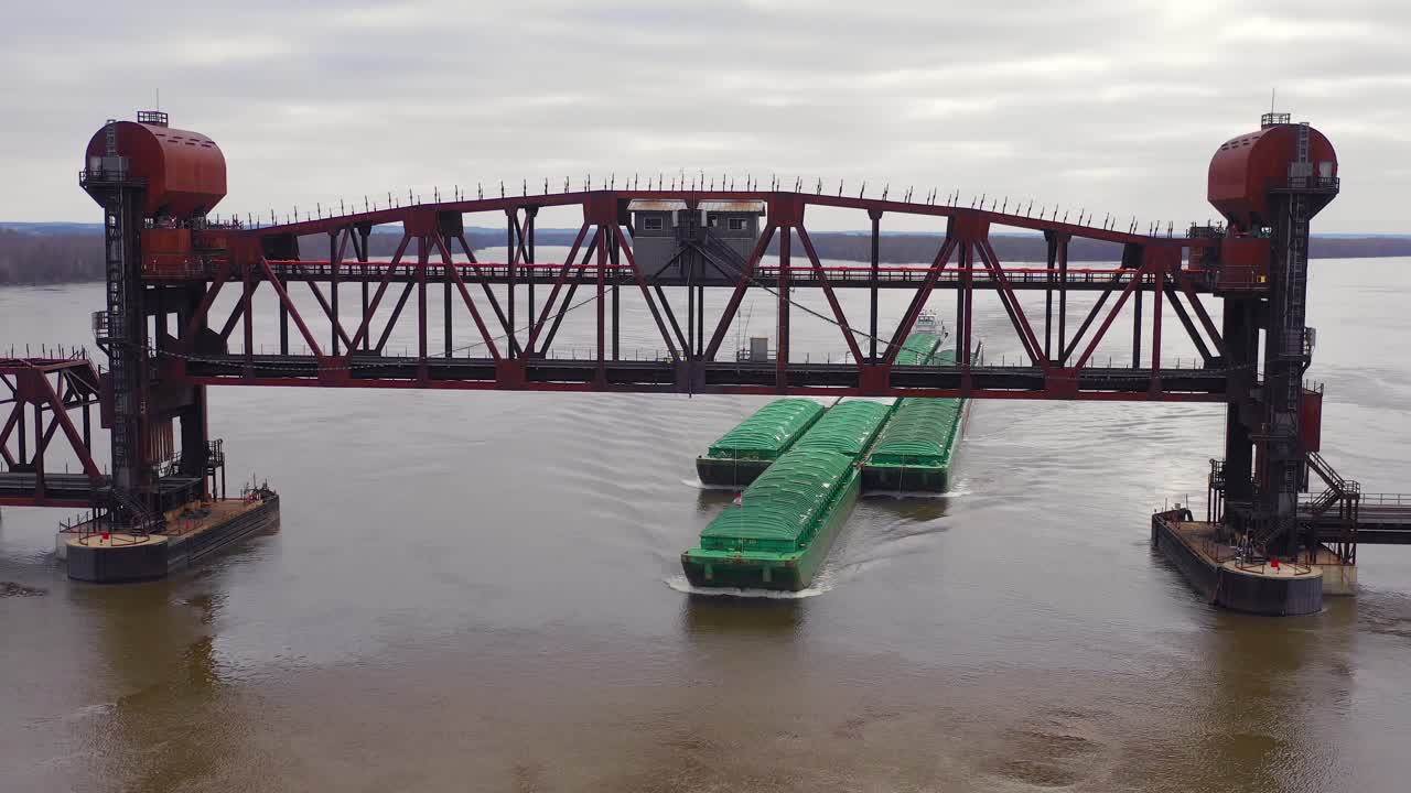 imágenes aéreas de drones de una enorme barcaza que viaja bajo un puente levadizo ferroviario en el río mississippi cerca de burlington iowa 1
