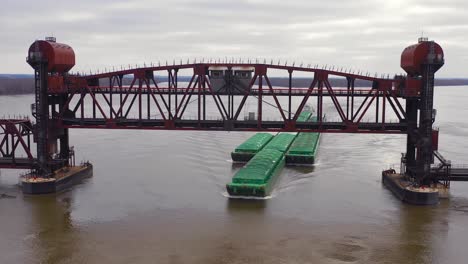 Drohnen-Luftaufnahmen-Eines-Riesigen-Lastkahns,-Der-Unter-Einer-Zugbrücke-über-Den-Mississippi-In-Der-Nähe-Von-Burlington-Iowa-Fährt-1