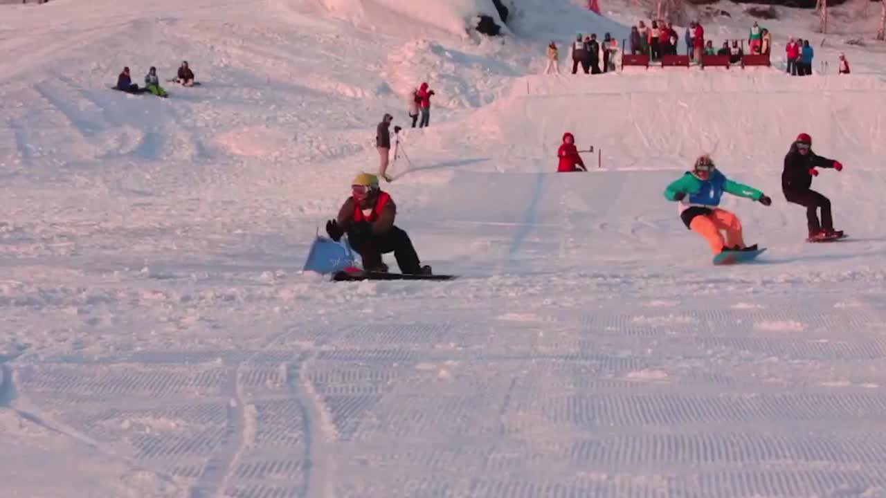 스키 리조트 에서 스노우보드 를 타는 것