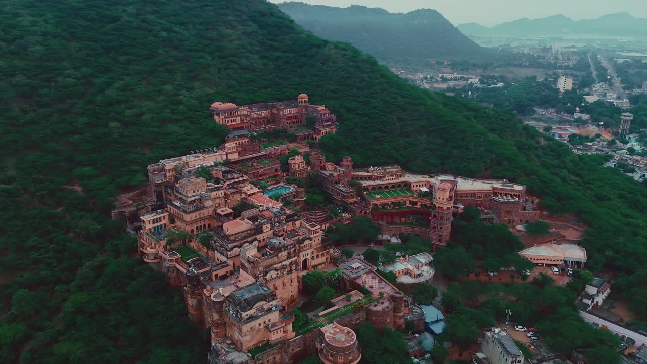 Splendida ripresa aerea e cinematografica del forte di Neemrana