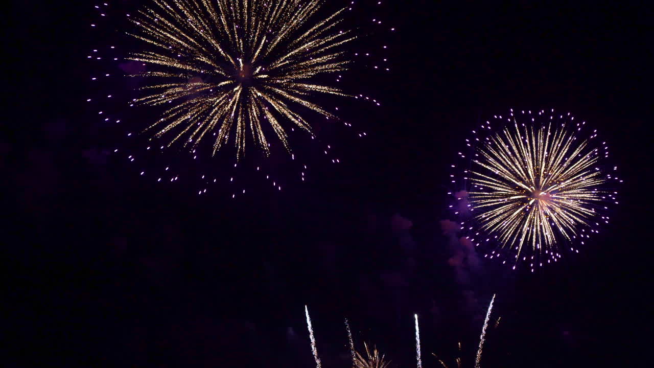 hermosos fuegos artificiales coloridos abstractos explotan en el cielo por la noche un símbolo de celebración en el aniversario de año nuevo para el fondo