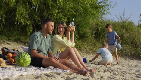 Family-having-picnic-on-the-beach