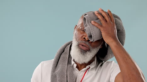 senior, hombre negro cansado y sudor de la aptitud