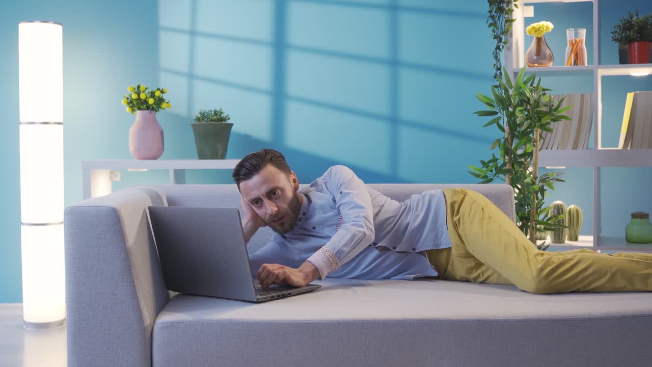retrato de un elegante y elegante gerente masculino mirando la pantalla de una computadora portátil en un lugar de trabajo remoto.