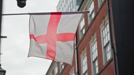 Toma-En-Cámara-Lenta-De-La-Bandera-De-Inglaterra-Ondeando-En-El-Viento