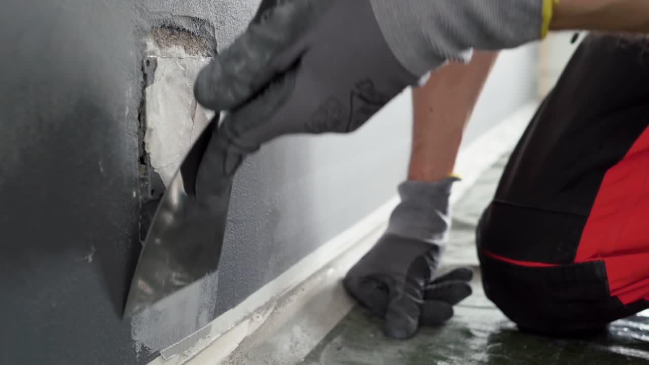 내부 벽 에 필러 를 적용 하는 사람