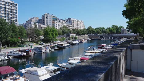 Jardín-Del-Puerto-De-L&#39;arsenal-Cerca-De-La-Plaza-De-La-Bastilla