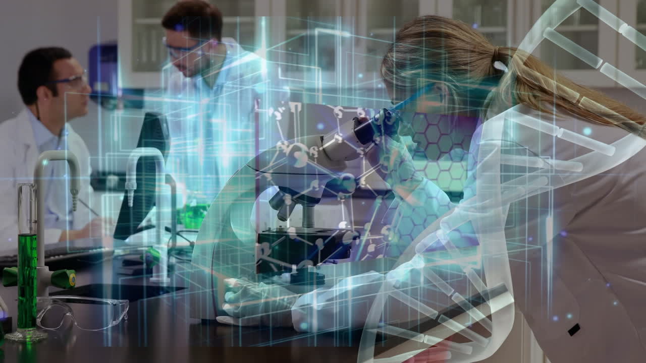 estructura de adn y procesamiento de datos contra una científica caucásica usando el microscopio en el laboratorio
