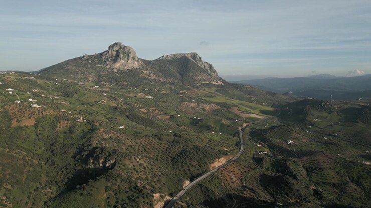 Ripresa aerea: il monte El Gastor durante il giorno con il paesaggio di Cadice, Spagna, ripresa di ambientazione con drone