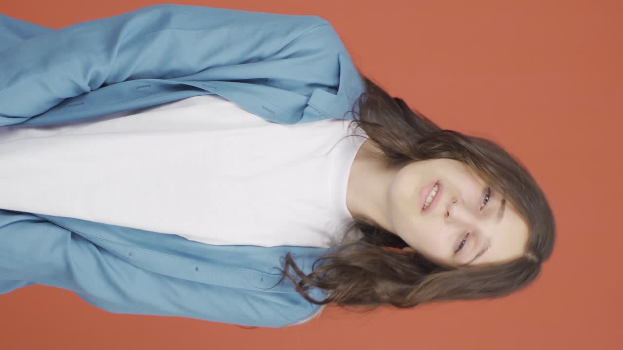 카메라를 바라보며 사과하는 젊은 여성의 수직 비디오.