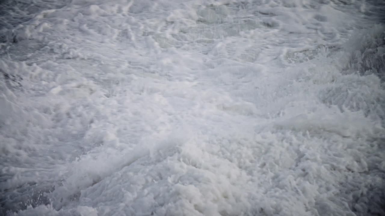Large waves roll into the coast of Hawaii in slow motion