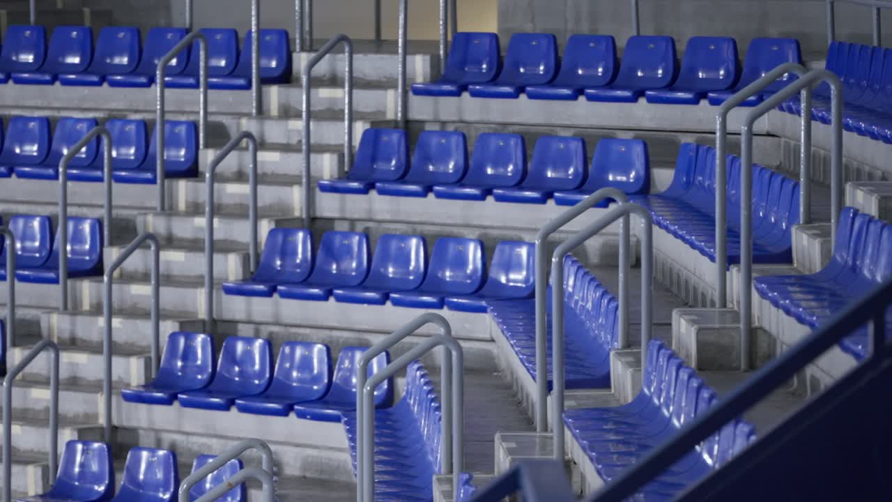 asientos de ventilador vacíos en el estadio deportivo durante el cierre, vista panorámica izquierda
