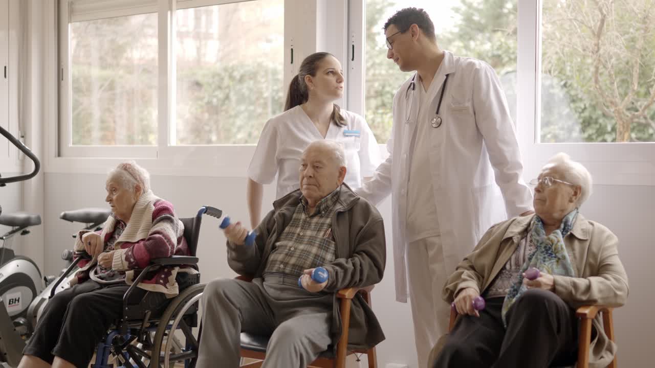 Medici distratti che parlano mentre gli anziani si esercitano in geriatria.