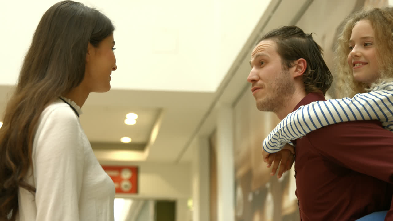 쇼핑몰에서 딸과 함께 웃는 부모