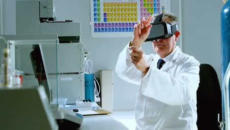 científico masculino usando auriculares de realidad virtual 4k