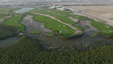 vista de drones del campo de golf al zorah en ajman, el campo de golf de 18 hoyos ha sido diseñado por nicklaus design, emiratos árabes unidos
