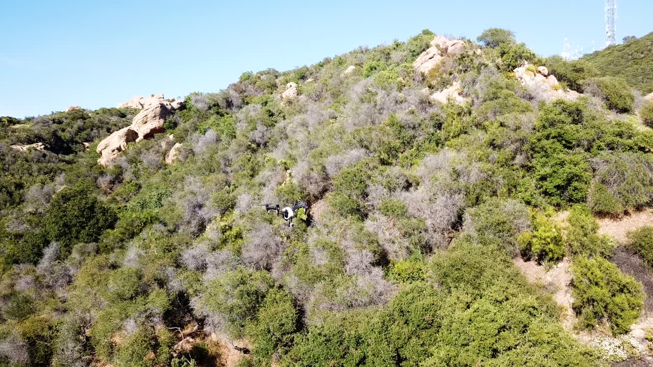 낮에 산에서 전문 드론 촬영