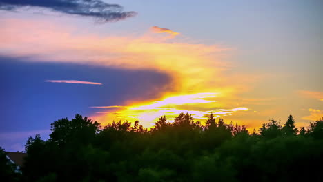 Paisaje-Nocturno-Del-Cielo-Del-Atardecer-Con-Lapso-De-Tiempo-De-Nubes-Sobre-El-Bosque