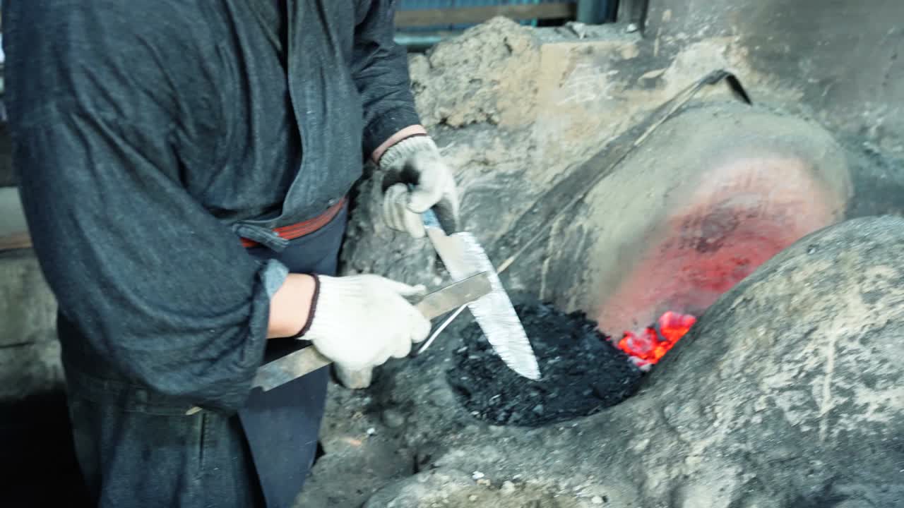 금속공이 녹은 금속을 수동으로 조작하는 스 비디오