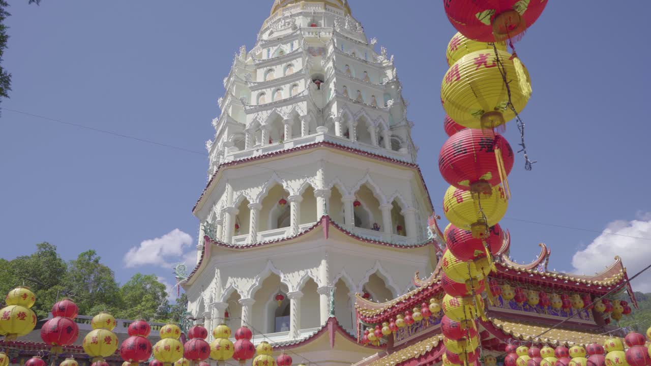pagoda en el templo kek lok si con linternas chinas en el aire itam, inclinado hacia arriba