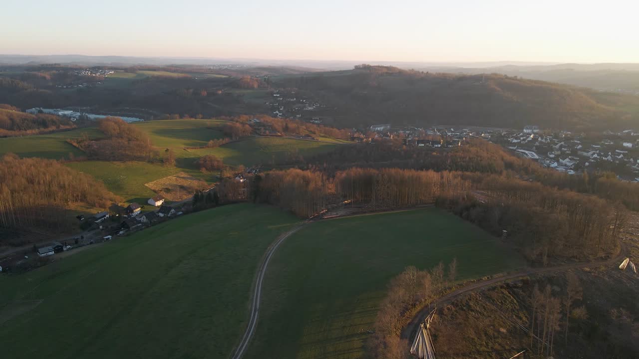 석양 독일의 작은 마을을 둘러싼 들판, 언덕, 벌거벗은 낙엽수