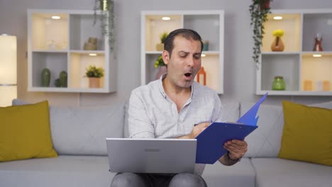 el hombre que examina los archivos aprueba los archivos con su cabeza.