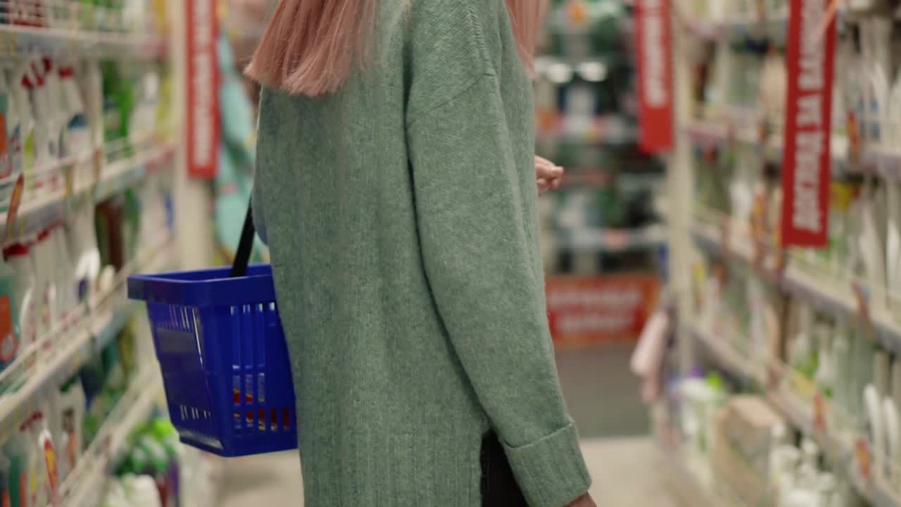 바구니 를 들고 슈퍼마켓 에서  ⁇ 고 있는 여자 의 희귀 한 모습