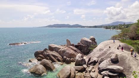 Wunderschöne-4k-drohnenaufnahmen-Des-Strandes-Und-Einzigartiger-Felsmerkmale-Am-Hin-Ta-Hin-Yai-Beach-Auf-Koh-Samui-In-Thailand