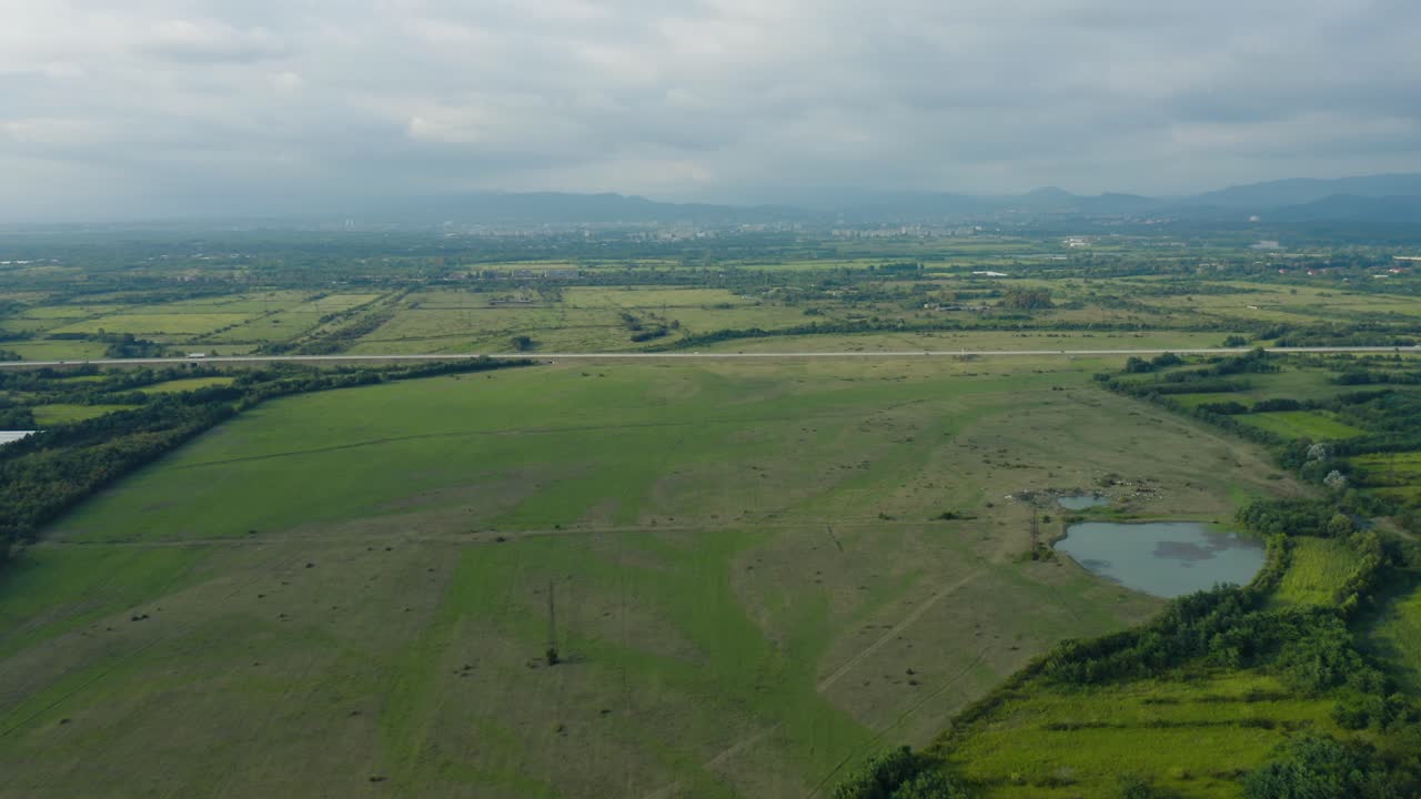 vista aérea de campos y carreteras cerca de la ciudad vieja de kutaisi en georgia