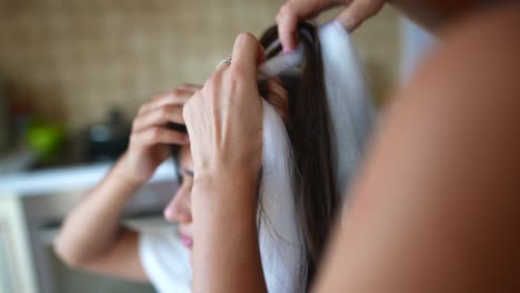 una mujer con el cabello trenzado.