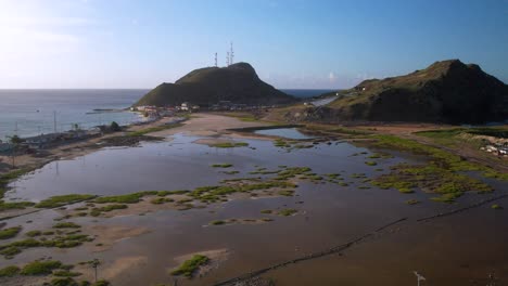 paneles solares y sostenibilidad: pueblo pesquero tradicional isla mar del caribe