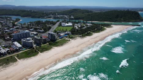 Nördlicher-Palmenstrand-–-Südliche-Goldküste-–-Queensland-Qld-–-Australien-–-Rotierender-Drohnenschuss