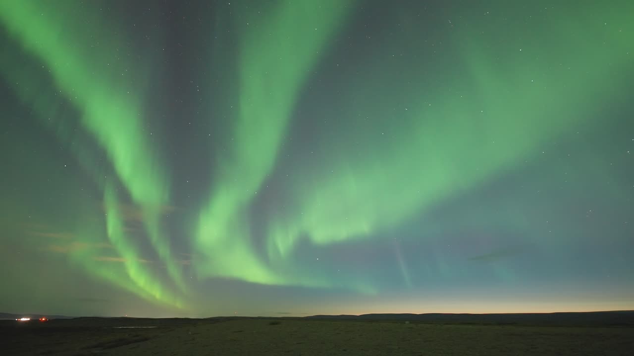 el cautivador baile de la aurora boreal en el cielo de invierno ilumina las oscuras aguas del fiordo.