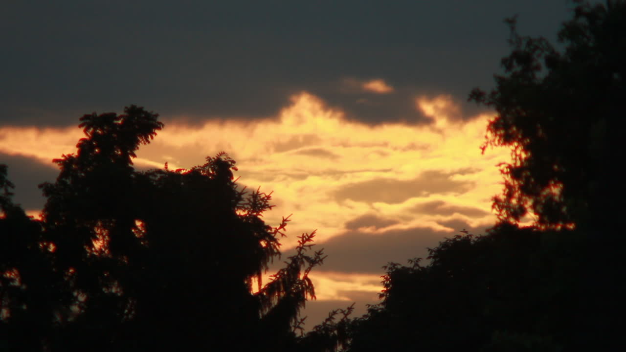 lapso de tiempo de las nubes del atardecer cruzando el cielo